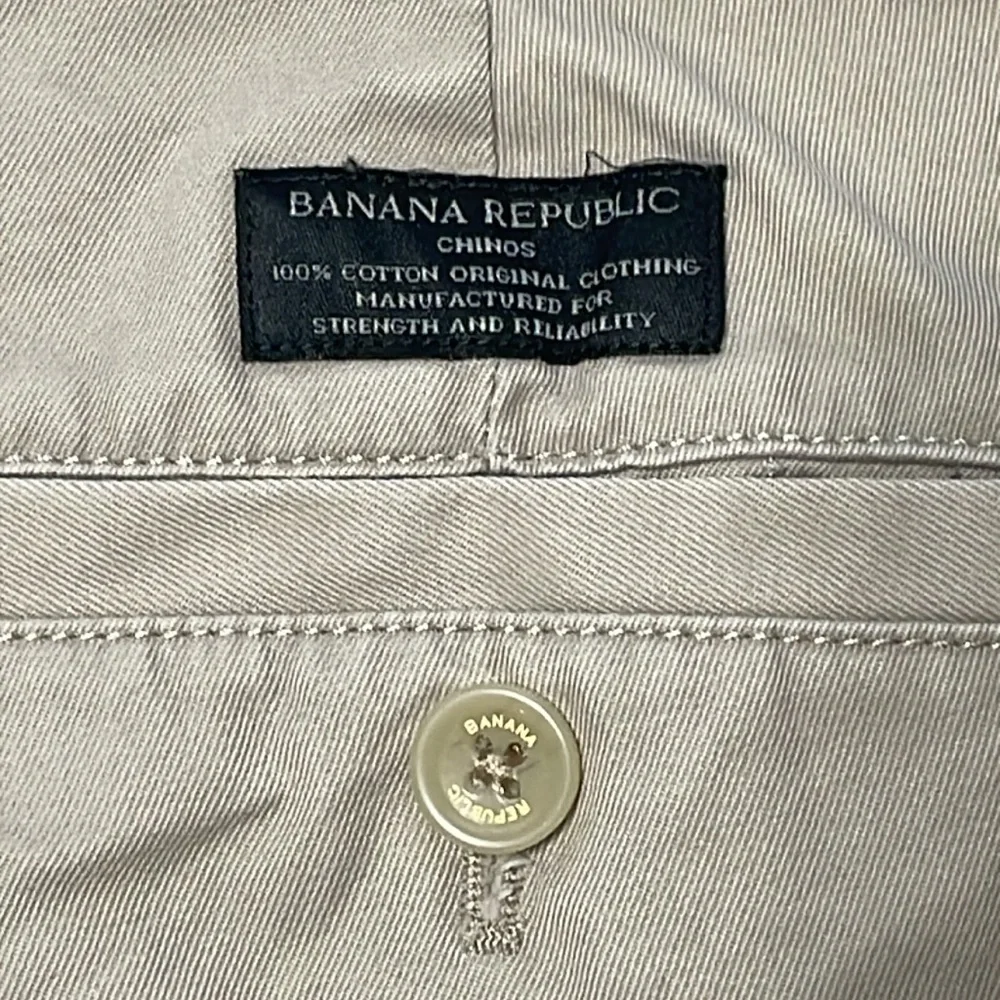 Banana Republic Aiden Chino men’s Size 34 cotton flat‎ front khaki pants.